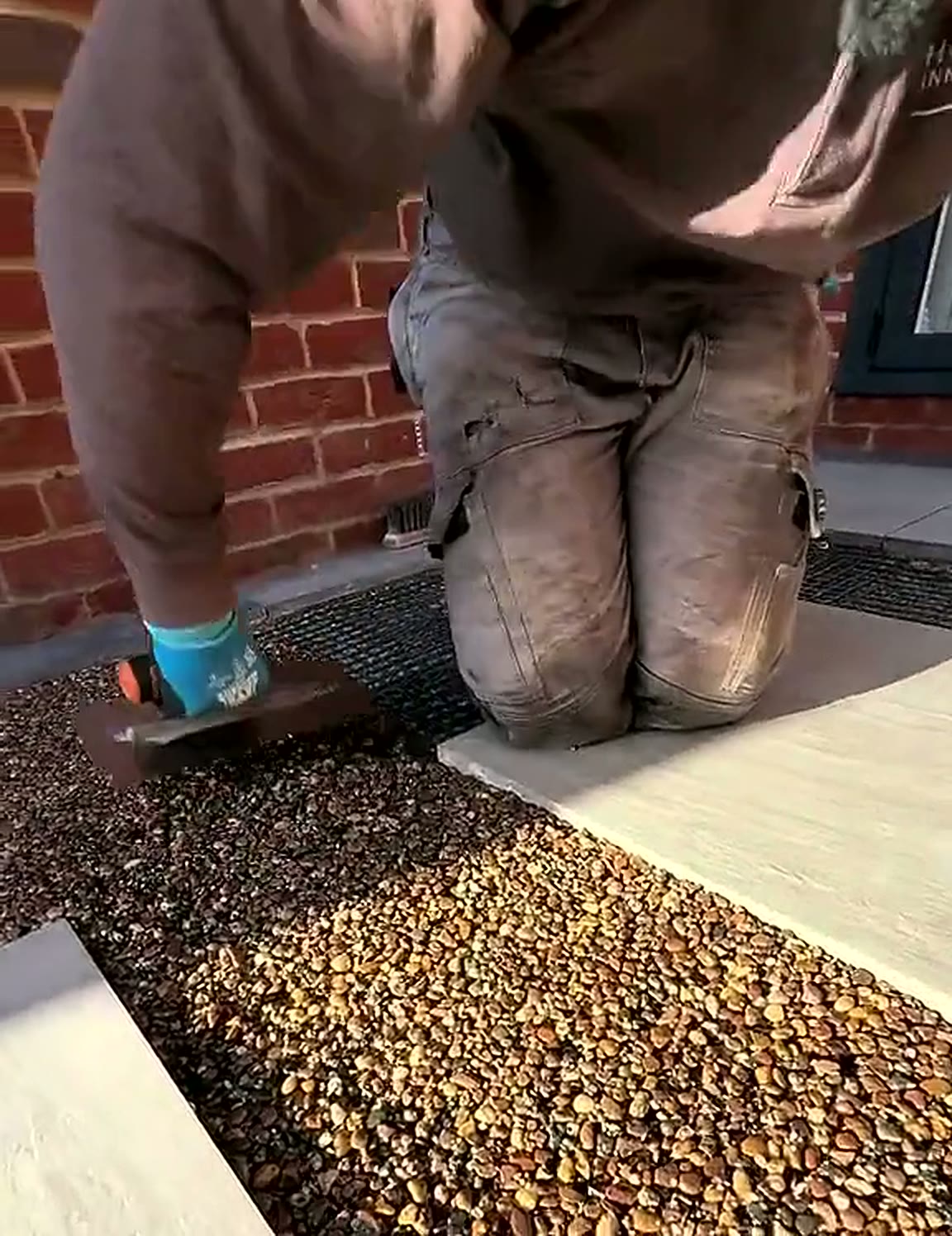 Close view of resin aggregate being worked up to a porcelain slab edge